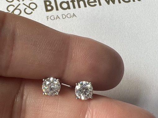 SOLD - A pair of preowned diamond earstuds