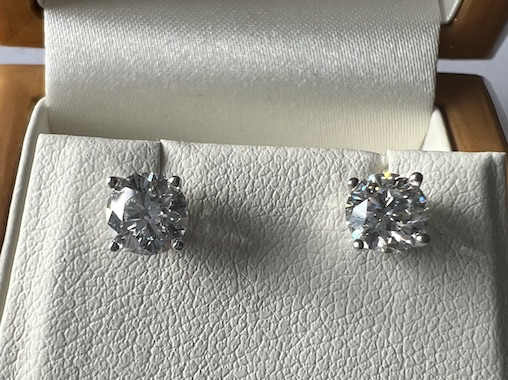 SOLD - A pair of preowned diamond earstuds